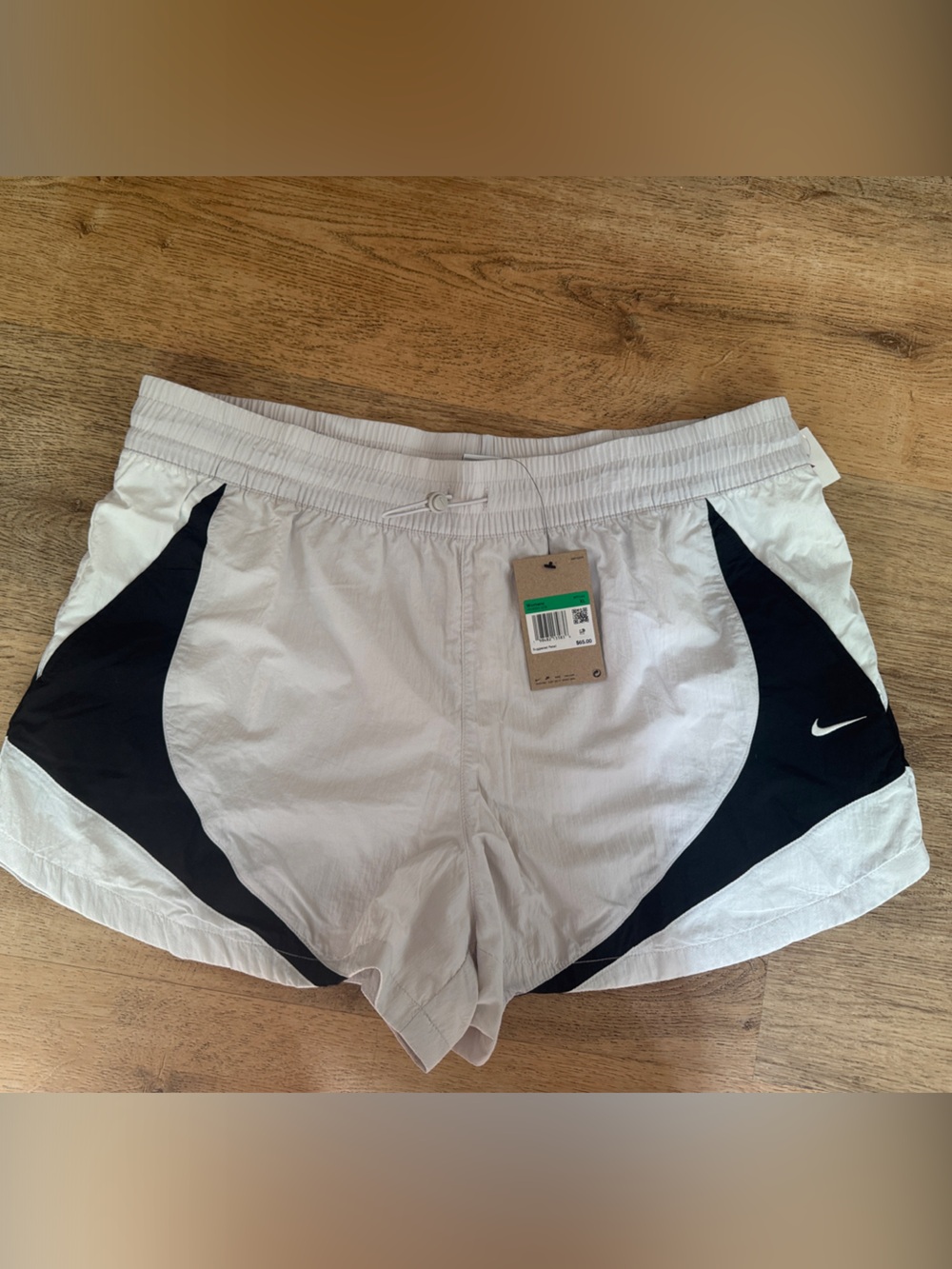 NWT NEVER WORN Nike Women’s White and Black Athletic Running Shorts